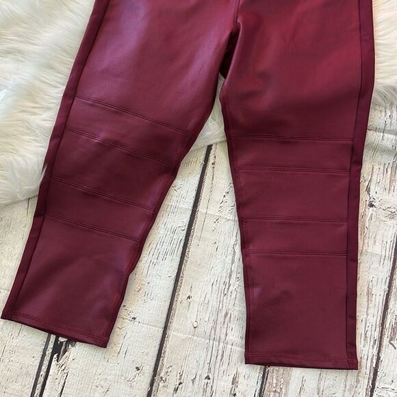 Wonder Woman Her Universe Capri Leggings - Picture 5 of 5